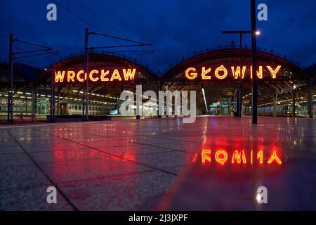 Bahnsteig des Bahnhofs Wroclaw Glowny in der Abenddämmerung Stockfoto