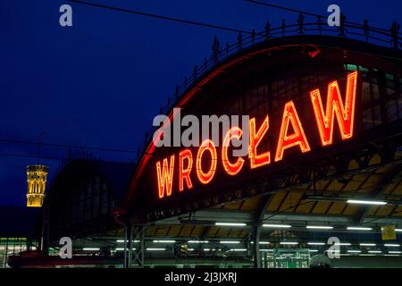 Bahnsteig des Bahnhofs Wroclaw Glowny in der Abenddämmerung Stockfoto