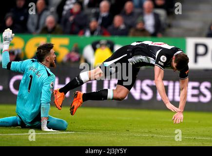 Wolverhampton Wanderers-Torwart Jose Sa (links) foult Chris Wood von Newcastle United, was zu einer Strafe während des Premier League-Spiels im St. James' Park, Newcastle, führt. Bilddatum: Freitag, 8. April 2022. Stockfoto