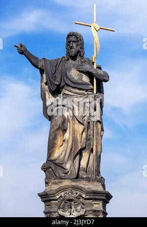 Statue von Johannes dem Täufer auf der Karlsbrücke in Prag Stockfoto