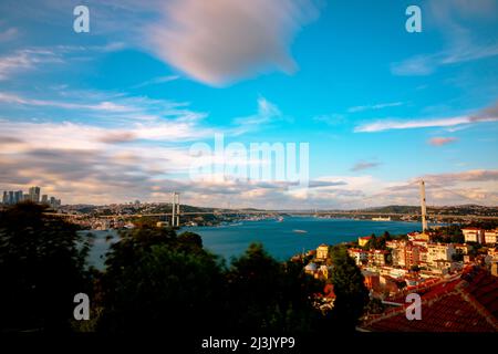 Blick auf Istanbul. Langzeitaufnahme des Bosporus oder der Brücke der Märtyrer vom 15.. juli bei Sonnenuntergang. Bewegung der Wolken. Reise nach Istanbul Hintergrundbild. Sele Stockfoto