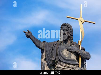 Statue von Johannes dem Täufer auf der Karlsbrücke in Prag Stockfoto