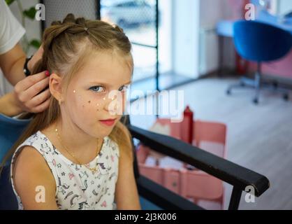 Friseurdienste. Haarschnitt. Haarstyling. Friseursalon für Kinder Stockfoto