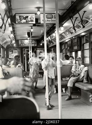 Passagiere in der U-Bahn, Young Boy hält sich an Pole, Brooklyn, New York City, New York, USA, Angelo Rizzuto, Anthony Angel Collection, Juni 1949 Stockfoto