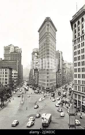 Flatiron Building, Verkehr entlang der Fifth Avenue und Broadway, New York City, New York, USA, Angelo Rizzuto, Anthony Angel Collection, Oktober 1952 Stockfoto