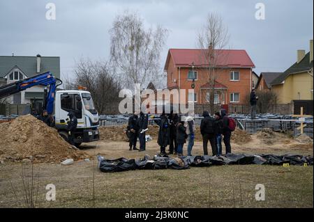 Bucha, Kiew, Ukraine. 8. April 2022. Körper in schwarzen Taschen gesehen. Nach der Entdeckung eines Massengrabes in Bucha (Kiewer Gebiet), in der Nähe der Kirche St. Andreas und Piervozvannoho All Saints, wurde die Exhumierung von Leichen zur Identifizierung und Untersuchung durchgeführt. (Bild: © Valeria Ferraro/ZUMA Press Wire) Bild: ZUMA Press, Inc./Alamy Live News Stockfoto