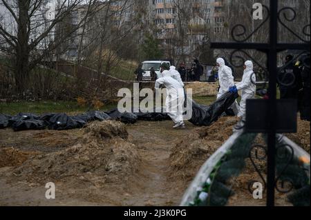 Bucha, Kiew, Ukraine. 8. April 2022. Körper in schwarzen Taschen gesehen. Nach der Entdeckung eines Massengrabes in Bucha (Kiewer Gebiet), in der Nähe der Kirche St. Andreas und Piervozvannoho All Saints, wurde die Exhumierung von Leichen zur Identifizierung und Untersuchung durchgeführt. (Bild: © Valeria Ferraro/ZUMA Press Wire) Bild: ZUMA Press, Inc./Alamy Live News Stockfoto