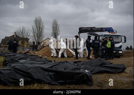 Bucha, Kiew, Ukraine. 8. April 2022. Körper in schwarzen Taschen gesehen. Nach der Entdeckung eines Massengrabes in Bucha (Kiewer Gebiet), in der Nähe der Kirche St. Andreas und Piervozvannoho All Saints, wurde die Exhumierung von Leichen zur Identifizierung und Untersuchung durchgeführt. (Bild: © Valeria Ferraro/ZUMA Press Wire) Bild: ZUMA Press, Inc./Alamy Live News Stockfoto