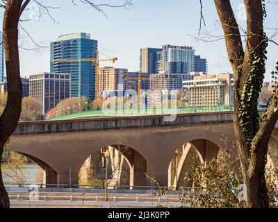 Sonniger Blick auf die Skyline von Arlington, VA vom Francis Scott Key Memorial in Washington DC Stockfoto