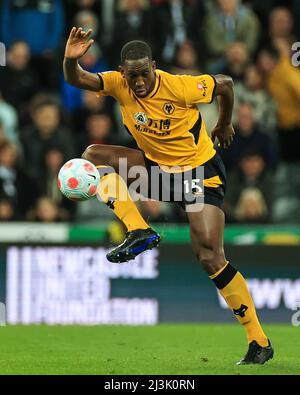 Newcastle, Großbritannien. 08. April 2022. Willy Boly #15 von Wolverhampton Wanderers kontrolliert den Ball am 4/8/2022. Quelle: SIPA USA/Alamy Live News Stockfoto