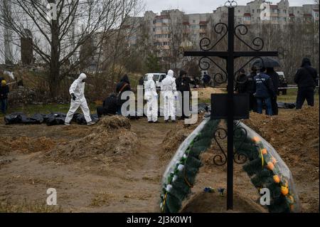 Bucha, Kiew, Ukraine. 8. April 2022. Körper in schwarzen Taschen gesehen. Nach der Entdeckung eines Massengrabes in Bucha (Kiewer Gebiet), in der Nähe der Kirche St. Andreas und Piervozvannoho All Saints, wurde die Exhumierung von Leichen zur Identifizierung und Untersuchung durchgeführt. (Bild: © Valeria Ferraro/ZUMA Press Wire) Bild: ZUMA Press, Inc./Alamy Live News Stockfoto