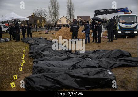 Bucha, Kiew, Ukraine. 8. April 2022. Körper in schwarzen Taschen gesehen. Nach der Entdeckung eines Massengrabes in Bucha (Kiewer Gebiet), in der Nähe der Kirche St. Andreas und Piervozvannoho All Saints, wurde die Exhumierung von Leichen zur Identifizierung und Untersuchung durchgeführt. (Bild: © Valeria Ferraro/ZUMA Press Wire) Bild: ZUMA Press, Inc./Alamy Live News Stockfoto