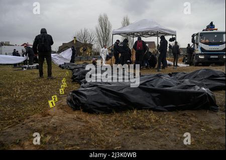 Bucha, Kiew, Ukraine. 8. April 2022. Körper in schwarzen Taschen gesehen. Nach der Entdeckung eines Massengrabes in Bucha (Kiewer Gebiet), in der Nähe der Kirche St. Andreas und Piervozvannoho All Saints, wurde die Exhumierung von Leichen zur Identifizierung und Untersuchung durchgeführt. (Bild: © Valeria Ferraro/ZUMA Press Wire) Bild: ZUMA Press, Inc./Alamy Live News Stockfoto