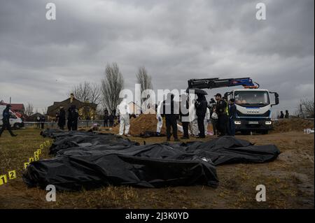 Bucha, Kiew, Ukraine. 8. April 2022. Körper in schwarzen Taschen gesehen. Nach der Entdeckung eines Massengrabes in Bucha (Kiewer Gebiet), in der Nähe der Kirche St. Andreas und Piervozvannoho All Saints, wurde die Exhumierung von Leichen zur Identifizierung und Untersuchung durchgeführt. (Bild: © Valeria Ferraro/ZUMA Press Wire) Bild: ZUMA Press, Inc./Alamy Live News Stockfoto