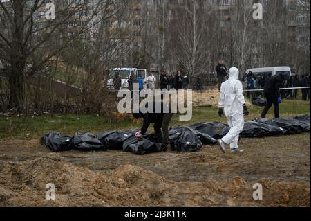 Bucha, Kiew, Ukraine. 8. April 2022. Körper in schwarzen Taschen gesehen. Nach der Entdeckung eines Massengrabes in Bucha (Kiewer Gebiet), in der Nähe der Kirche St. Andreas und Piervozvannoho All Saints, wurde die Exhumierung von Leichen zur Identifizierung und Untersuchung durchgeführt. (Bild: © Valeria Ferraro/ZUMA Press Wire) Bild: ZUMA Press, Inc./Alamy Live News Stockfoto