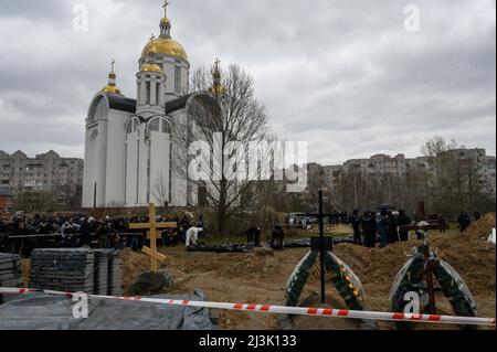 Bucha, Kiew, Ukraine. 8. April 2022. Körper in schwarzen Taschen gesehen. Nach der Entdeckung eines Massengrabes in Bucha (Kiewer Gebiet), in der Nähe der Kirche St. Andreas und Piervozvannoho All Saints, wurde die Exhumierung von Leichen zur Identifizierung und Untersuchung durchgeführt. (Bild: © Valeria Ferraro/ZUMA Press Wire) Bild: ZUMA Press, Inc./Alamy Live News Stockfoto