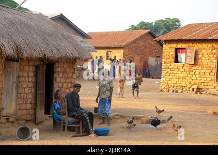 Die Einheimischen des kleinen Dorfes Bulu begrüßen den Fotografen. Bulu, Demokratische Republik Kongo. Stockfoto