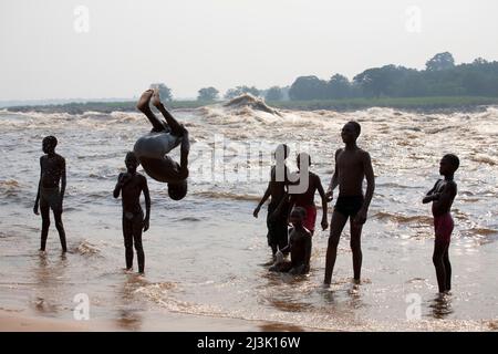 Junge kongolesische Jungen spielen am Zaire River in Kinsuka Rapids.; Kongo River bei Kinshasa, Demokratische Republik Kongo. Stockfoto