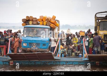 Eine überladene Fähre überquert den Kongo bei Luozi; Luozi, Demokratische Republik Kongo. Stockfoto