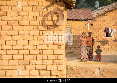 Frauen und ein Kind im kleinen kongolesischen Dorf Bulu.; Bulu, Demokratische Republik Kongo. Stockfoto