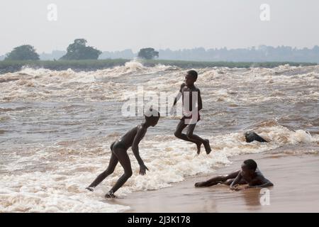 Junge kongolesische Jungen spielen am Zaire River in Kinsuka Rapids.; Kongo River bei Kinshasa, Demokratische Republik Kongo. Stockfoto