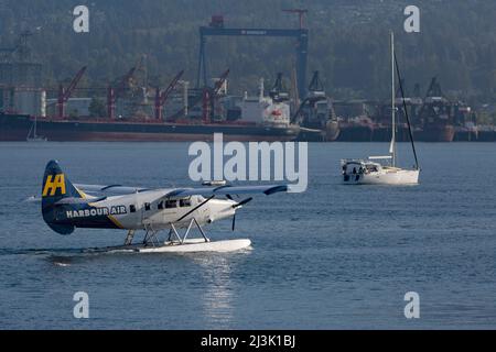 Wasserflugzeug und Segelboot im Hafen von Vancouver; Vancouver, British Columbia, Kanada Stockfoto