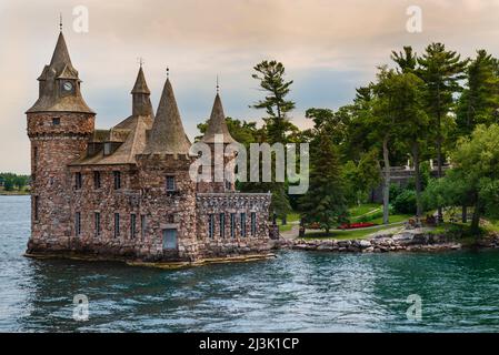 Boldt Castle, das Kraftwerk und der Uhrturm in der Alexandria Bay der Thousand Islands; New York, Vereinigte Staaten von Amerika Stockfoto