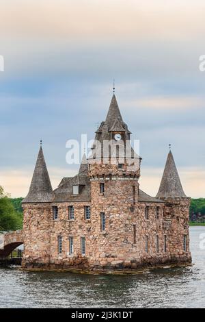 Boldt Castle, das Kraftwerk und der Uhrturm in der Alexandria Bay der Thousand Islands; New York, Vereinigte Staaten von Amerika Stockfoto