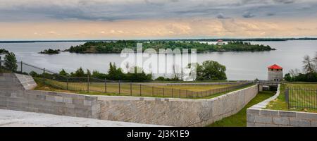 Blick auf die Wachtürme von Fort Henry Kingston, Ontario, Kanada, mit Windturbinen auf Wolfe Island im Hintergrund. Stockfoto