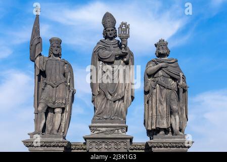 Die Statuen der Heiligen Norbert, Wenzel und Sigismund auf der Karlsbrücke in Prag Stockfoto