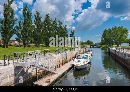Boote auf dem Lachine Canal und eine Brücke; Montreal, Quebec, Kanada Stockfoto