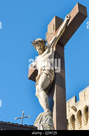 Eine Statue von Jesus, die an einem Kreuz hängt Stockfoto