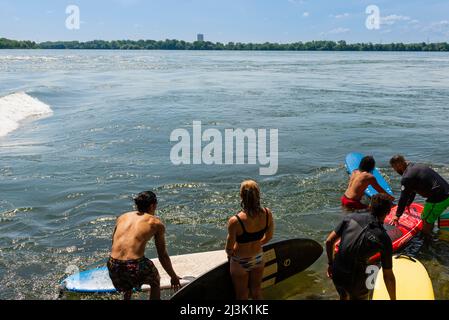 Surfen im St. Lawrence River in Montreal; Montreal, Quebec, Kanada Stockfoto