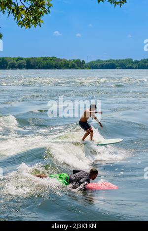 Surfen im St. Lawrence River in Montreal; Montreal, Quebec, Kanada Stockfoto