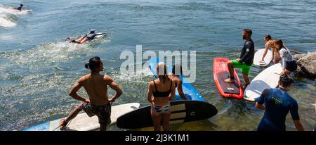 Surfen im St. Lawrence River in Montreal; Montreal, Quebec, Kanada Stockfoto