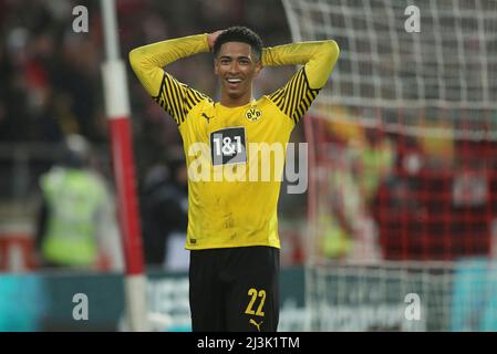 Stuttgart, Deutschland. 08. Apr, 2022. firo : 08.04.2022, Fuvuball, 1.Bundesliga, 1.Liga, Saison 2021/2022, VfB Stuttgart - BVB, - Borussia Dortmund Gesture, Jude Bellingham Credit: dpa/Alamy Live News Stockfoto