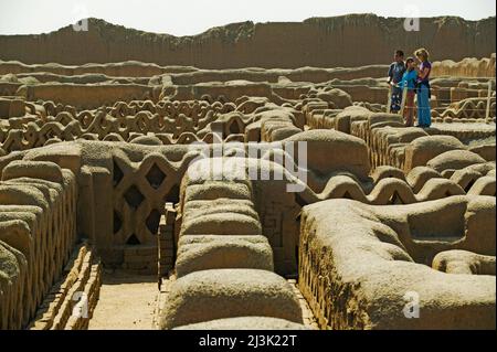 Fischernetzmotive in Mauern in den Ruinen von Chan Chan, der Hauptstadt des Imperiums vor Inca Chimu aus dem 13. Jahrhundert, in der Nähe von Trujillo, Peru; Moche-Tal, Peru