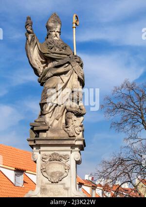 Statue des heiligen Augustinus auf der Karlsbrücke in Prag Stockfoto