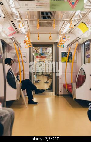 Passagiere der modernen U-Bahn in Tokio; Tokio, Japan Stockfoto