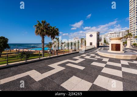 Swimmingpools und eine Promenade mit Palmen am Sea Point in Kapstadt entlang der Küste Südafrikas; Kapstadt, Südafrika Stockfoto