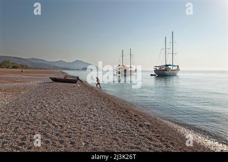 Blick am frühen Morgen auf die Gulets am Strand von Cirali, Türkei; Cirali, Provinz Antalya, Türkei Stockfoto