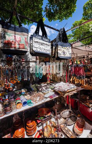 Kulturelle Souvenirs werden an den Marktständen auf dem Greenmarket Square in Kapstadt, Kapstadt, Südafrika ausgestellt Stockfoto