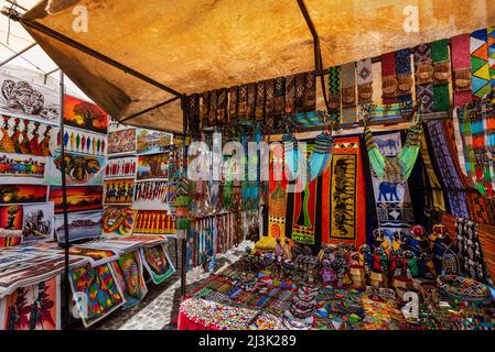 Kulturelle Souvenirs werden am Marktstand auf dem Greenmarket Square in Kapstadt, Kapstadt, Südafrika, ausgestellt Stockfoto