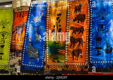 Kulturelle Souvenirs werden am Marktstand auf dem Greenmarket Square in Kapstadt, Kapstadt, Südafrika, ausgestellt Stockfoto