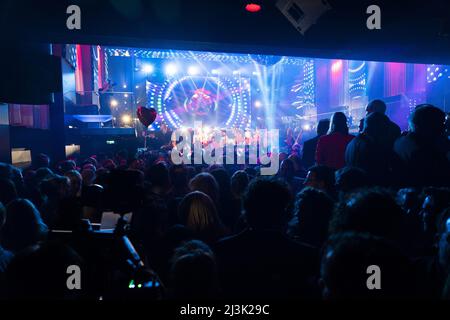 Amsterdam, Niederlande. 08. April 2022. 2022-04-08 22:07:21 AMSTERDAM - Party am Boekenbal, der traditionellen Eröffnung der Boekenweek. Das Thema der Party ist die Nacht der Liebe, die sich mit der ersten Liebe, dem Thema der Boekenweek, verbindet. ANP JEROEN JUMELET netherlands Out - belgium Out Credit: ANP/Alamy Live News Stockfoto