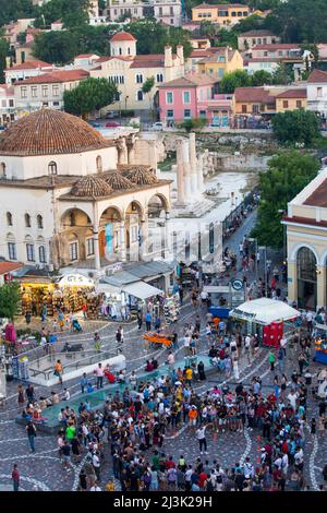 Künstler und Zuschauer auf dem Monastiraki-Platz vor der Tsisdarakis-Moschee; Athen, Griechenland Stockfoto