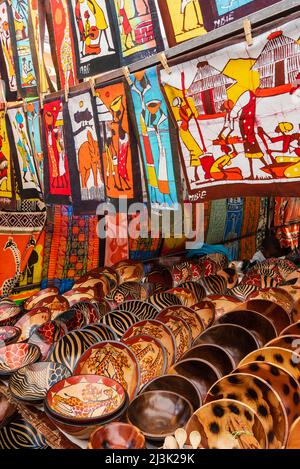 Kulturelle Souvenirs werden am Marktstand auf dem Greenmarket Square in Kapstadt, Kapstadt, Südafrika, ausgestellt Stockfoto