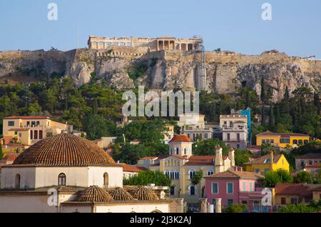 Akropolis von Athen mit Tsisdarakis-Moschee im Vordergrund; Athen, Griechenland Stockfoto