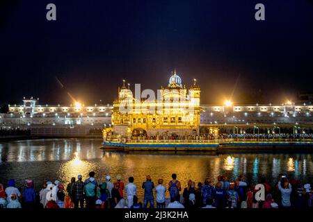 Goldener Tempel (Sri Harmandir Sahib), Gurdwara und Sarovar (Pool des Nectar), in der Abenddämmerung; Amritsar, Punjab, Indien Stockfoto