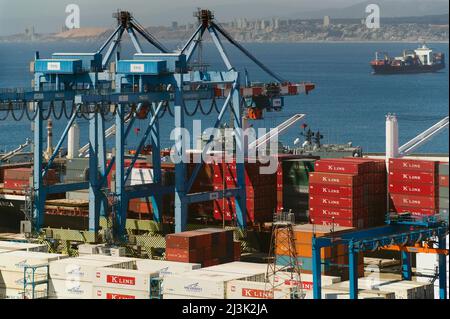 Ein moderner Containerhafen in Aktion, in Valparaiso, Chile; Valparaiso, Chile. Stockfoto